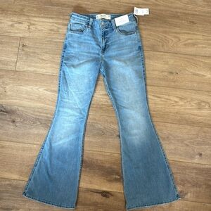 Hollister High Rise Flare Jeans Size 6 short/ 28 waist